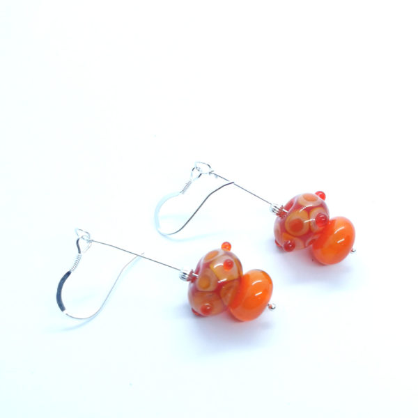 Boucles d'oreilles en perle de verre de Murano orange mandarine avec perles et tiges argent massif.