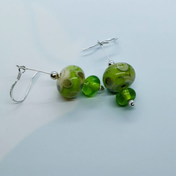boucles d'oreille en perles de verre et argent couleur vert et ivoire