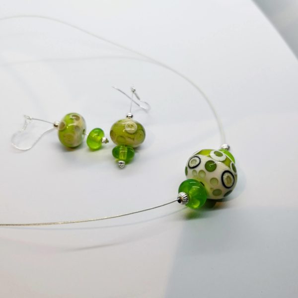 parurecollier et boucles d'oreilles perle de verre de murano ivoire et vert