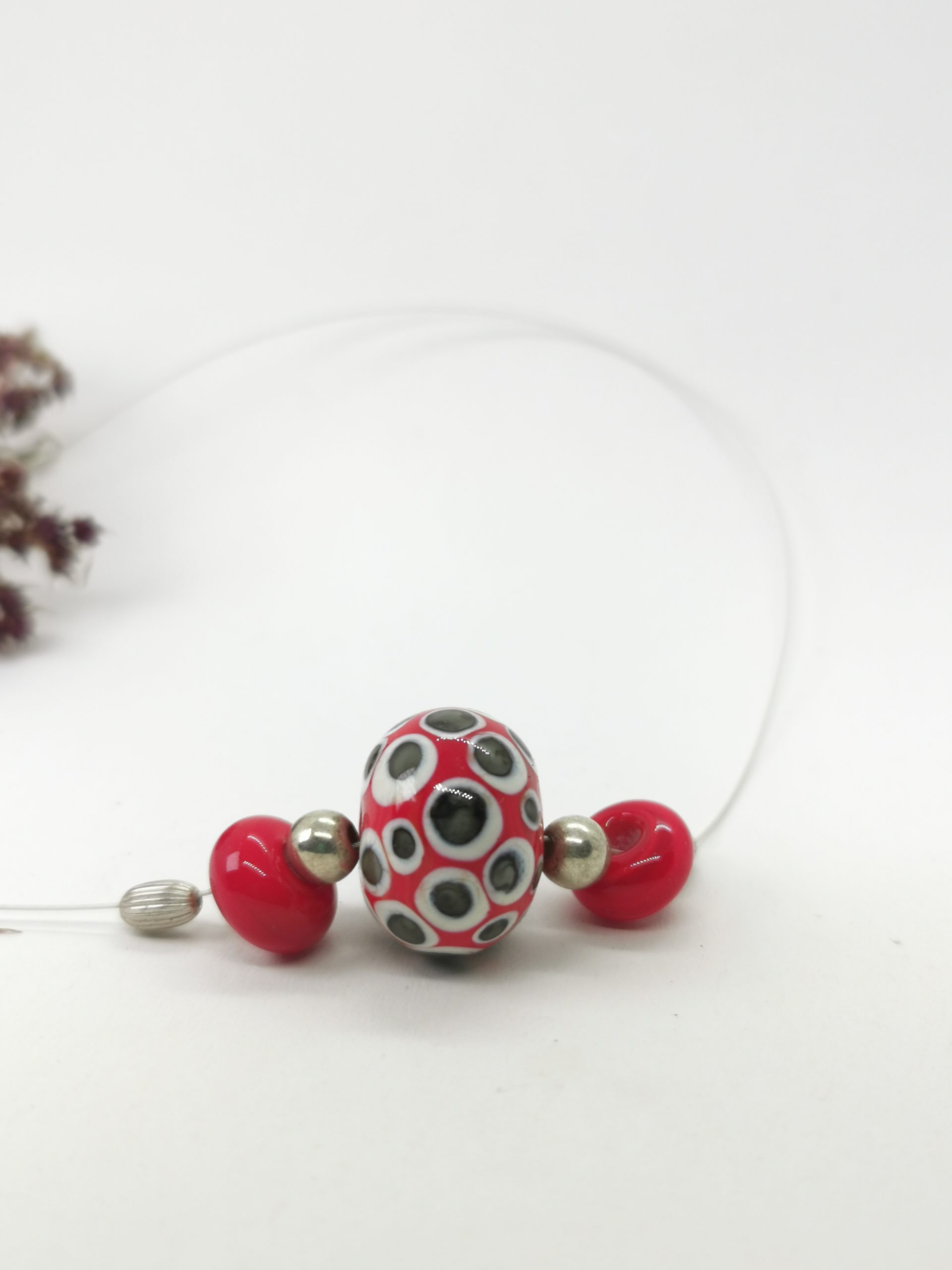 Collier perle de verre rouge à points blancs et noir avec 2 petites perles rouge et des perle argent