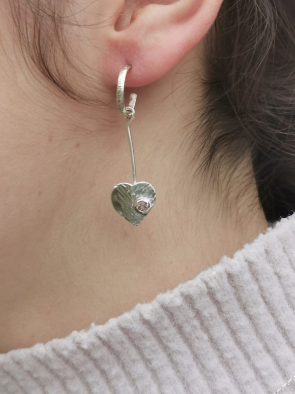 Boucles d'oreilles longues en argent massif avec petit coeur strié et pierre précieuse
