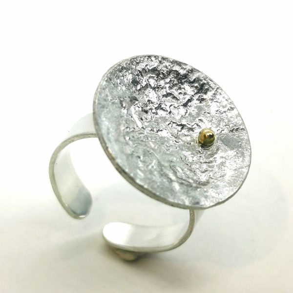 Bague artisanal fait main en argent réticulé de forme ronde et une petite boule or