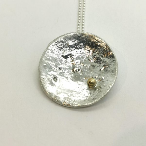 Pendentif artisanal fait main en argent réticulé de forme ronde et une petite boule or
