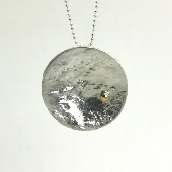 Pendentif artisanal fait main en argent réticulé de forme ronde et une petite boule or